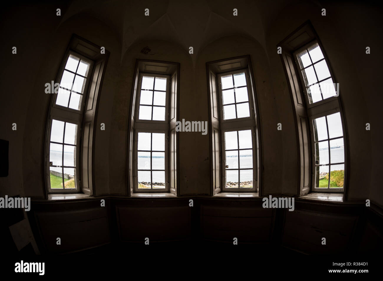 Helsingør, Danimarca — Una vista dello stretto di Øresund da una piccola stanza adiacente alla camera della duchessa di Meclemburgo nel castello di Kronborg. Originariamente parte di una suite utilizzata dalla suocera di Federico II, lo spazio fu in seguito riutilizzato per altri membri della famiglia reale. Conosciuto come Castello di Amleto, Kronborg risale alla fine del XVI secolo. Foto Stock