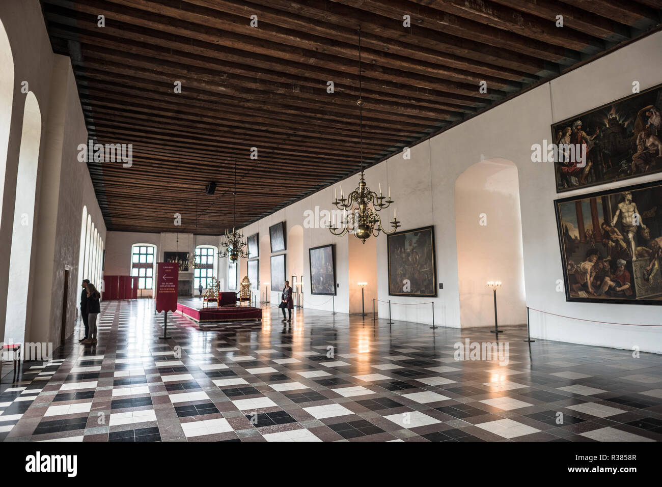 Helsingør, Danimarca — la sala da ballo del castello di Kronborg, misura 62 x 12 metri, era la più grande sala reale del Nord Europa durante il suo periodo. Le pareti presentano una serie di grandi dipinti creati tra il 1618 e il 1631 per la grande sala del Castello di Rosenborg a Copenaghen. Foto Stock