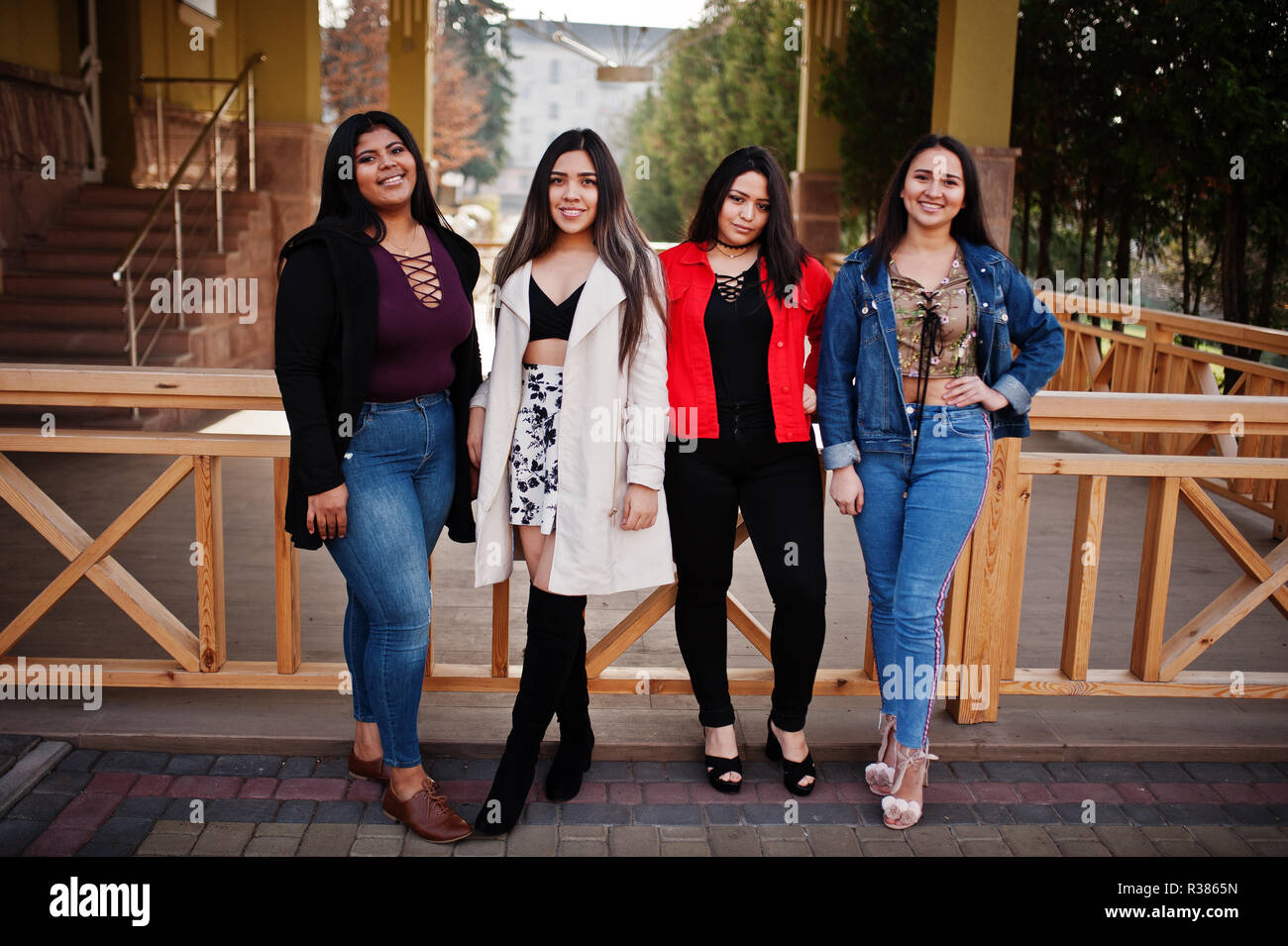 Il gruppo di quattro felice e piuttosto latino ragazze da Ecuador poste lungo la strada. Foto Stock