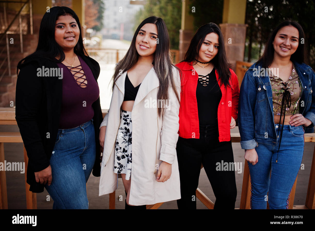 Il gruppo di quattro felice e piuttosto latino ragazze da Ecuador poste lungo la strada. Foto Stock