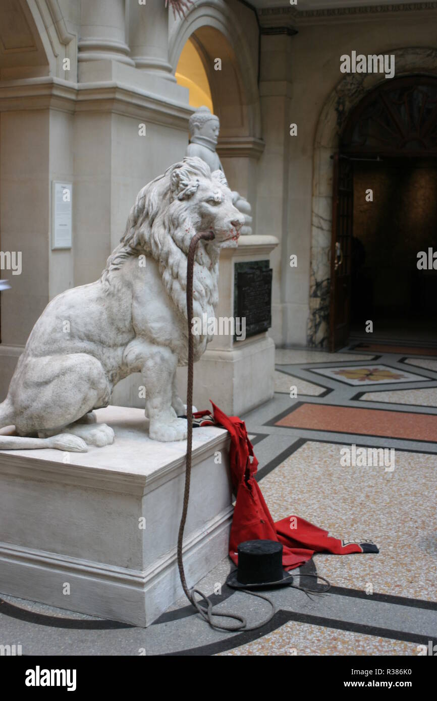 Banksy presentano a Bristol Art Museum nel 2009. Banche sculture, installazione, pitture e graffiti. Foto Stock