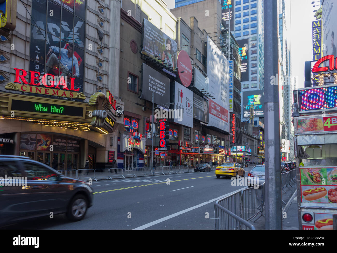 La città di New York, Stati Uniti d'America - 25 dicembre 2016: vista sulla 42nd street accanto al Regal Cinemas con un taxi giallo della cabina di pilotaggio, la gente camminare sul marciapiede, un Foto Stock