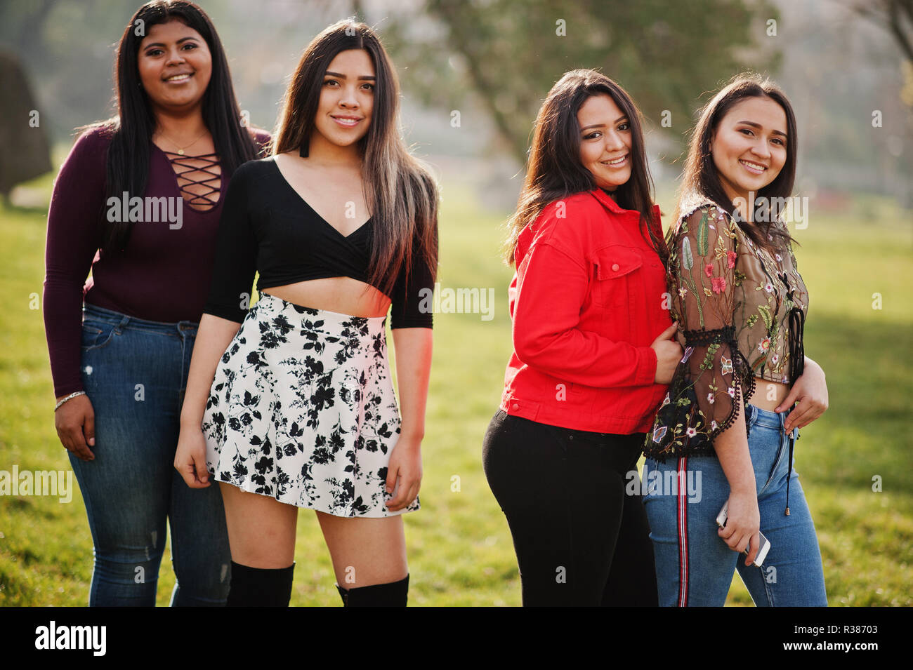 Il gruppo di quattro felice e piuttosto latino ragazze da Ecuador poste lungo la strada. Foto Stock