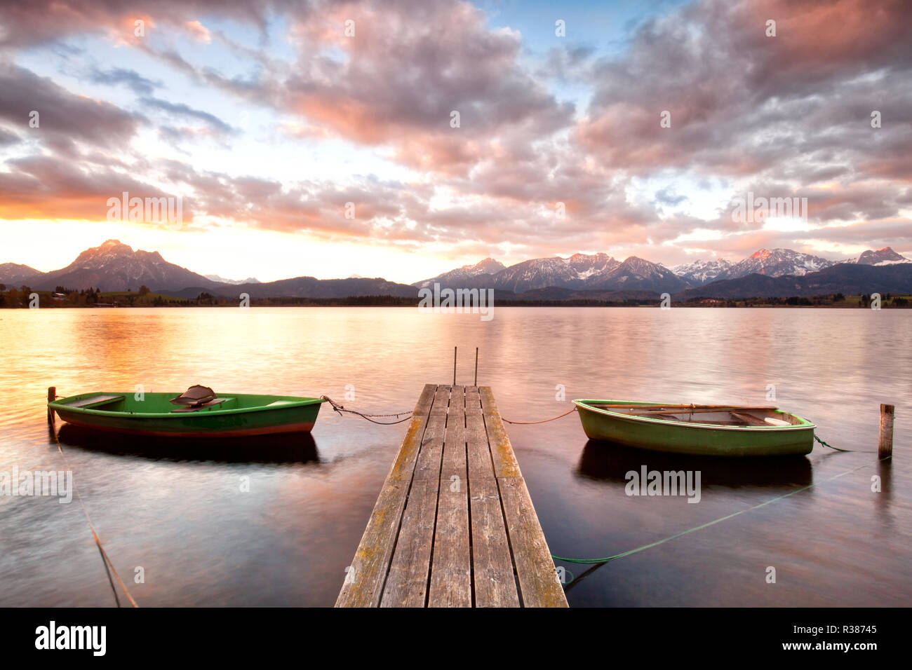 Barca a remi sul lago alpino Foto Stock