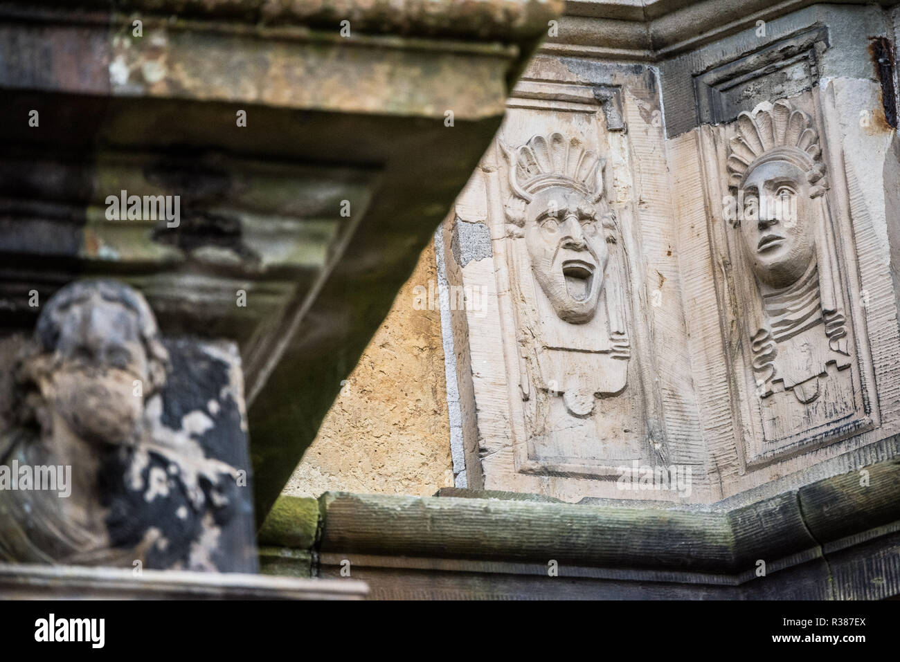 Fregi del castello di Kronborg Helsingør Danimarca // Helsingør, Danimarca - sculture e fregi incisi nelle pareti del castello di Kronborg raffigurano temi delle arti drammatiche e della musica. Queste opere d'arte rinascimentali celebrano l'eredità culturale e artistica della corte reale danese. Conosciuta come Castello di Amleto, Kronborg è un sito patrimonio dell'umanità dell'UNESCO. Foto Stock