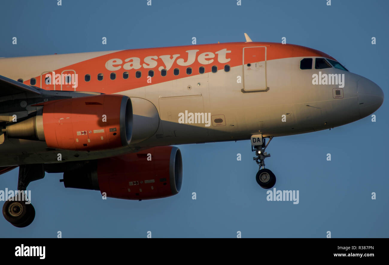 EasyJet Airbus A319 all'Aeroporto di Gatwick Foto Stock