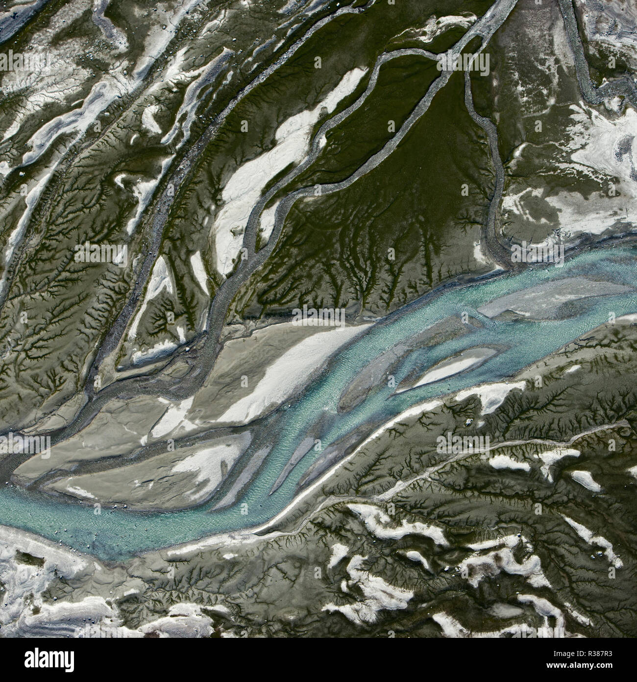 Immagine aerea di un bel flusso di acqua di disgelo in esecuzione su detriti sul ghiacciaio della sabbia e della ghiaia dilavamento a Tunsbergdalsbreen, un ghiacciaio nel comune o Foto Stock