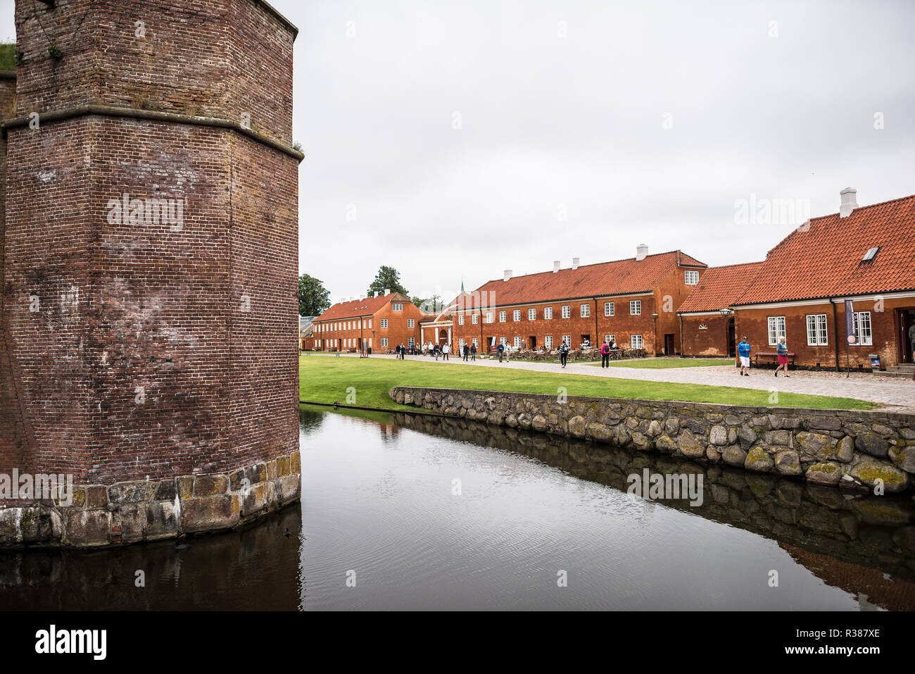 HELSINGOR, Danimarca — noto come Castello di Amleto poiché William Shakespeare ha fondato il suo Amleto nel castello di Elsinore, il Castello di Kronborg si trova sullo stretto canale tra la Svezia e la Danimarca, che funge da porta d'ingresso al Baltico. Il castello è stato costruito in un luogo dove vi erano fortificazioni più antiche; la versione attuale risale alla fine del 16th ° secolo. Foto Stock