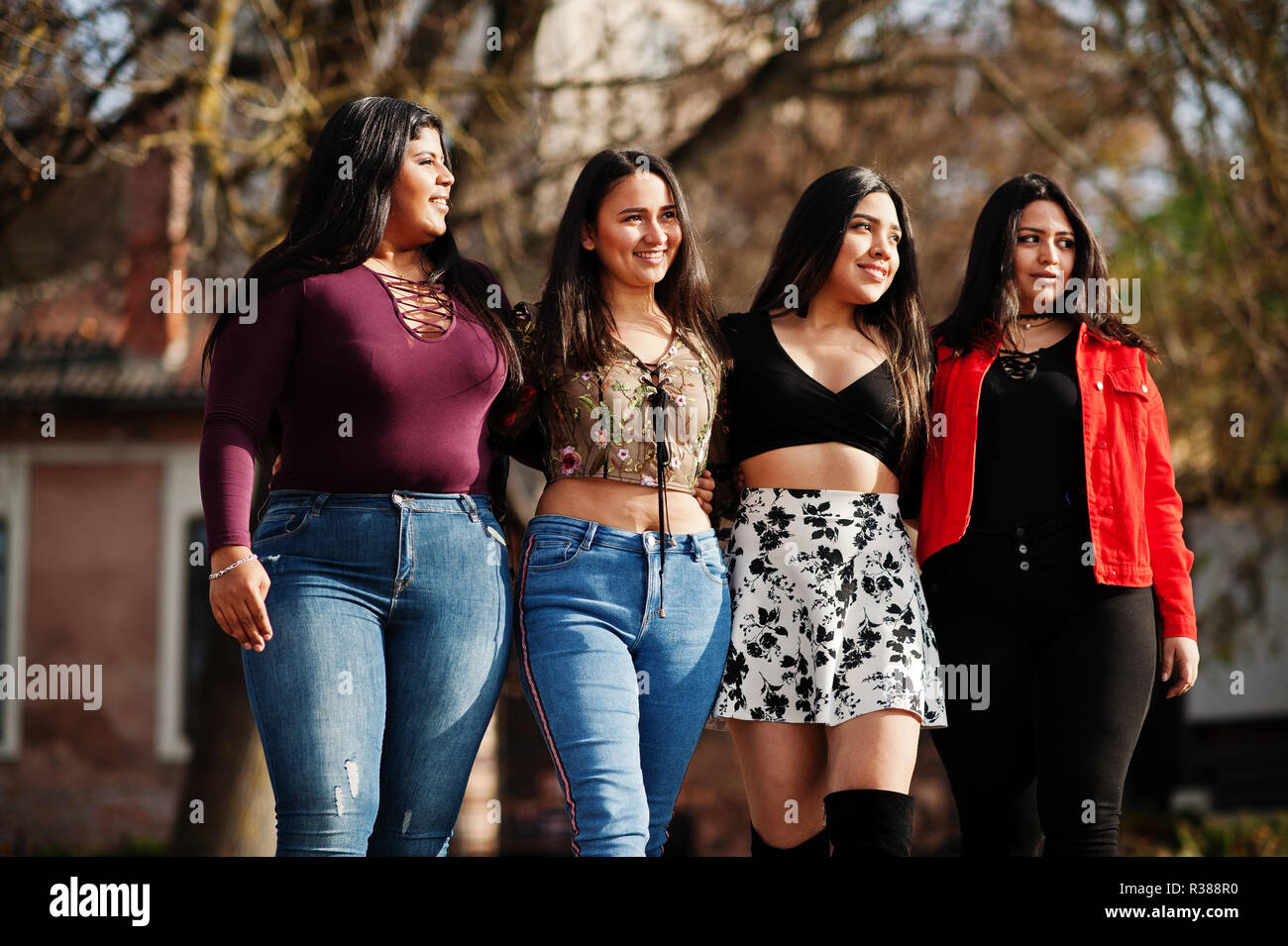 Il gruppo di quattro felice e piuttosto latino ragazze da Ecuador poste lungo la strada. Foto Stock