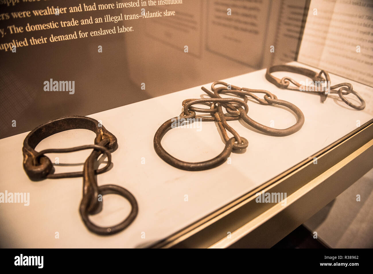 Slave Shackles African American Civil War Museum Washington DC // WASHINGTON DC — il Museo afroamericano della guerra civile, situato nel quartiere U Street di Northwest Washington DC, conserva e racconta le storie delle truppe colorate degli Stati Uniti che hanno combattuto nella guerra civile americana. Il museo è situato di fronte al monumento afroamericano alla guerra civile, in onore del servizio dei soldati afroamericani nell'esercito dell'Unione. Foto Stock