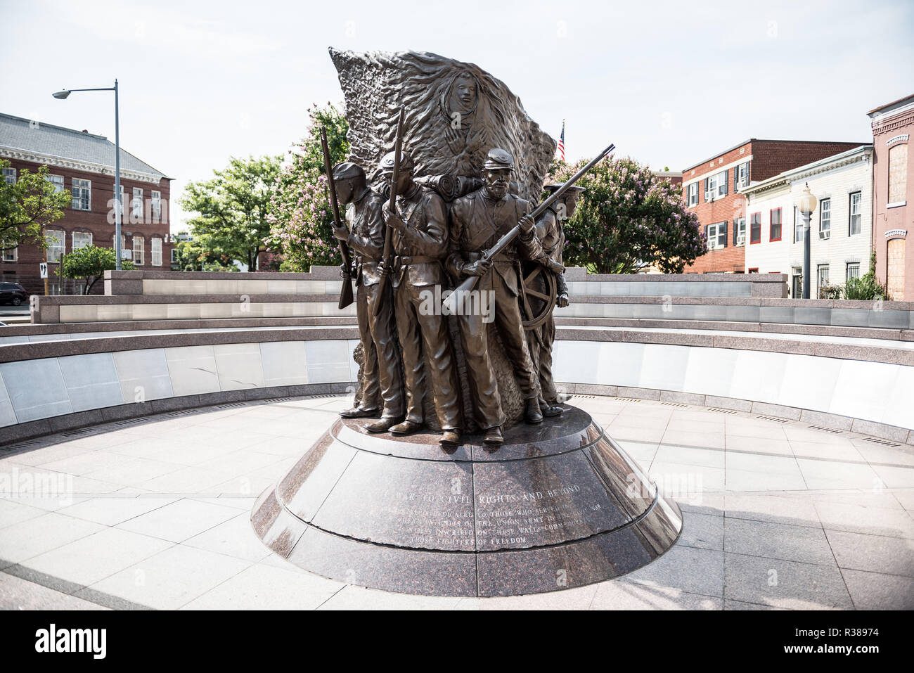 WASHINGTON, DC - African American Civil War Memorial commemora il servizio di 209,145 afro-americano di soldati e circa 7.000 bianco e 2.145 soldati ispanica, pari a circa 220.000, plus approssimativamente 20.000 unsegregated marinai della marina militare, che hanno combattuto per l'Unione nella guerra civile americana, principalmente tra i 175 reggimenti del Stati Uniti truppe colorati. Nel cuore del memorial è una scultura da ed Hamilton ha chiamato lo spirito di libertà. È circondato da pannelli con l'elenco dei nomi di coloro che hanno servito durante la guerra. Il museo è situato nella zona nordovest di Washington DC in U Street tendere Foto Stock