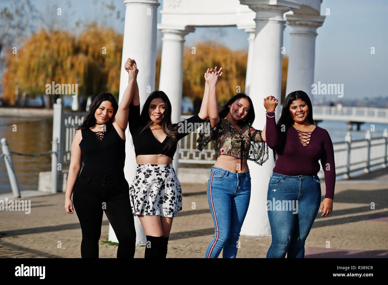 Il gruppo di quattro felice e piuttosto latino ragazze da Ecuador poste lungo la strada. Foto Stock