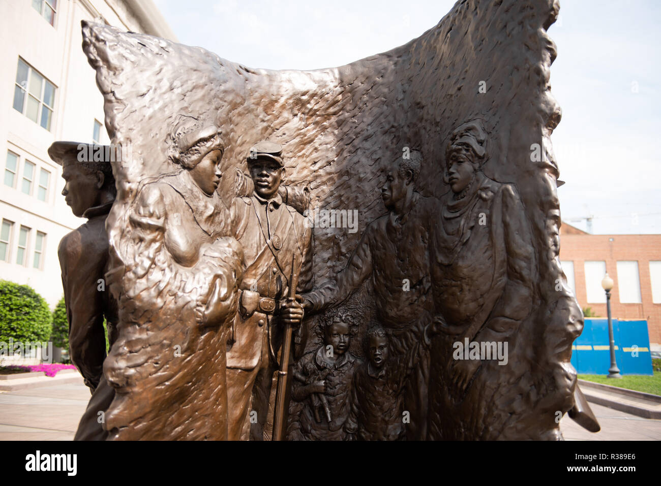 WASHINGTON, DC - African American Civil War Memorial commemora il servizio di 209,145 afro-americano di soldati e circa 7.000 bianco e 2.145 soldati ispanica, pari a circa 220.000, plus approssimativamente 20.000 unsegregated marinai della marina militare, che hanno combattuto per l'Unione nella guerra civile americana, principalmente tra i 175 reggimenti del Stati Uniti truppe colorati. Nel cuore del memorial è una scultura da ed Hamilton ha chiamato lo spirito di libertà. È circondato da pannelli con l'elenco dei nomi di coloro che hanno servito durante la guerra. Il museo è situato nella zona nordovest di Washington DC in U Street tendere Foto Stock