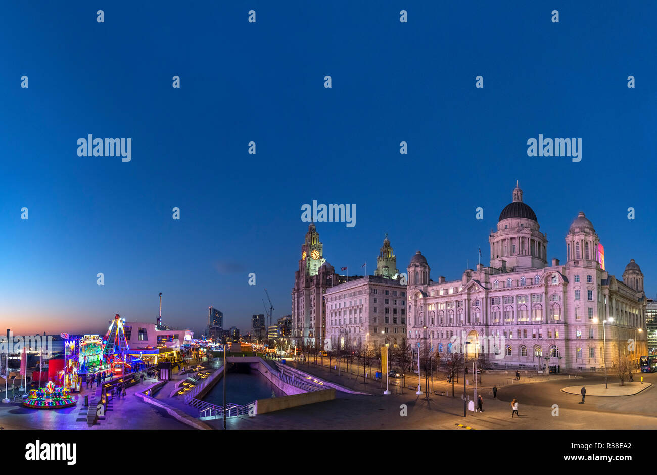 Il Natale Festival di ghiaccio in fiera e tre grazie a notte, Pier Head, Liverpool, England, Regno Unito Foto Stock