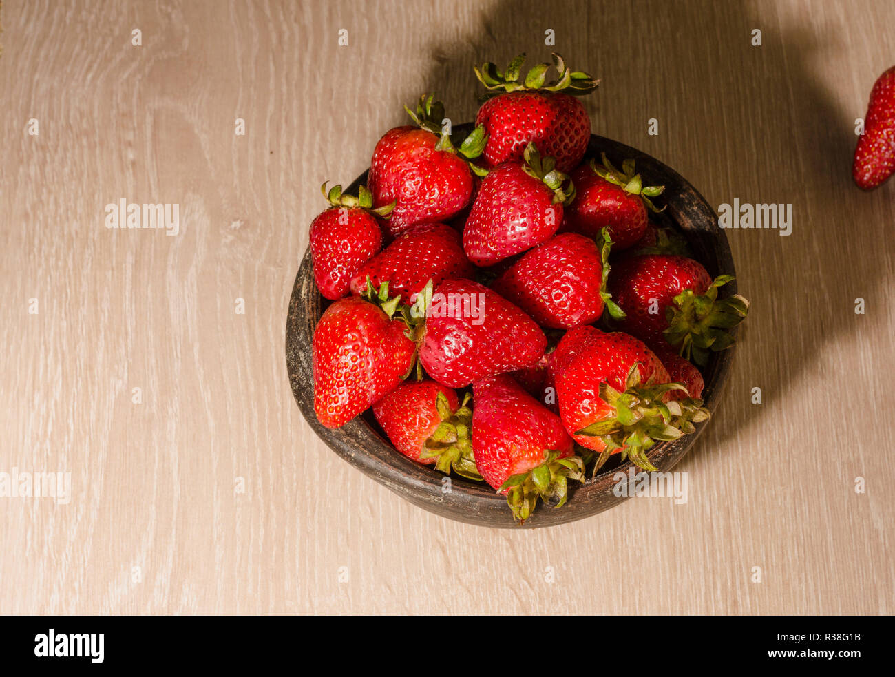 Fresas con vitaminas de frutas en vasija de arcilla Foto Stock