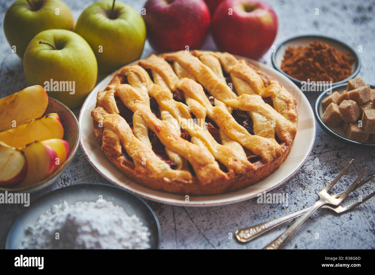 Cotto tradizionale apple pie torta servito sulla piastra in ceramica Foto Stock