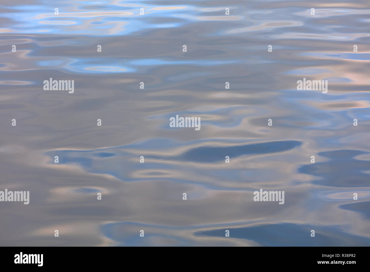 Superficie d'acqua di un Mar Baltico molto calmo che riflette diverso colori Foto Stock