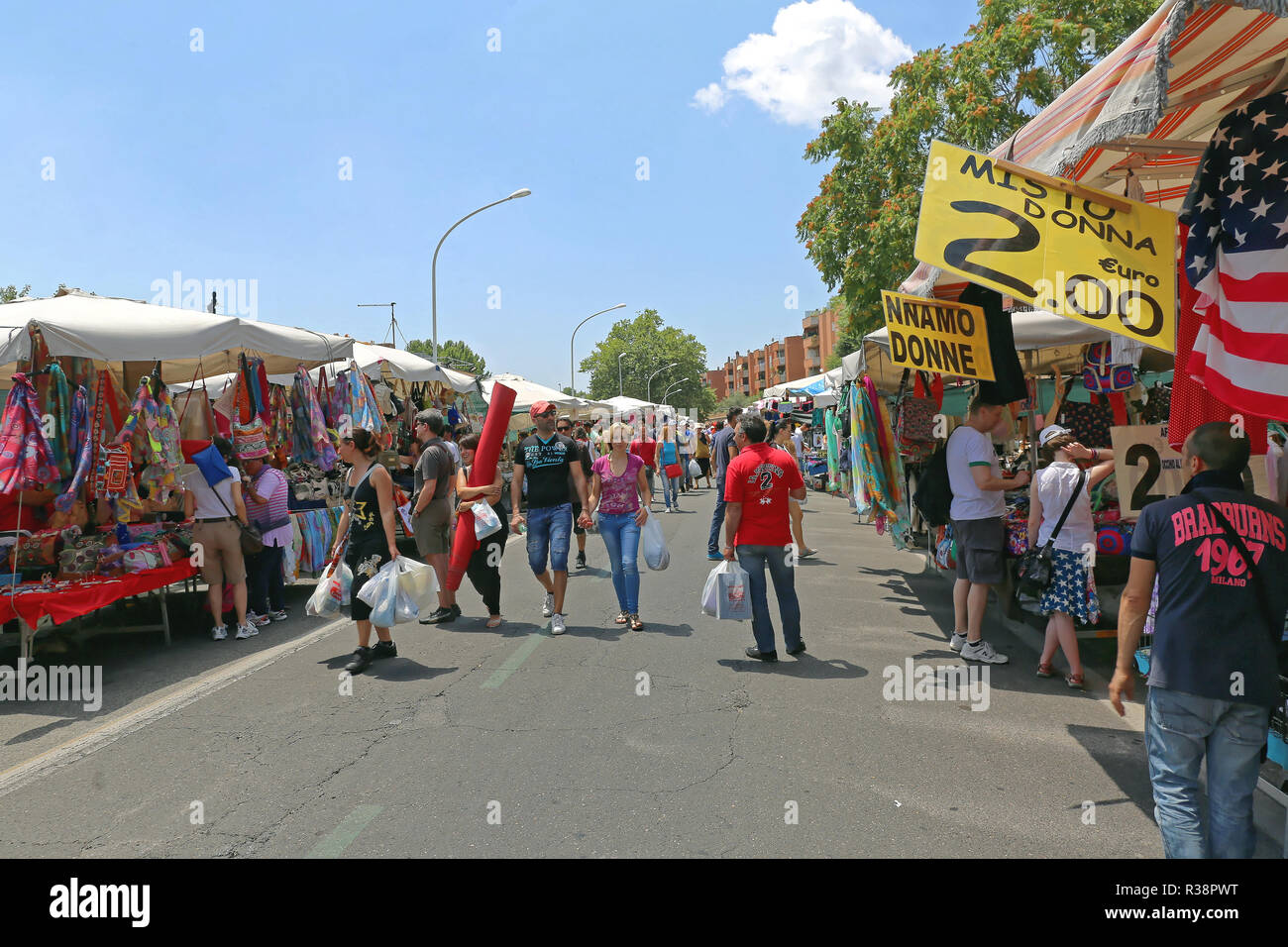 Porta portese street market in rome immagini e fotografie stock ad alta  risoluzione - Alamy