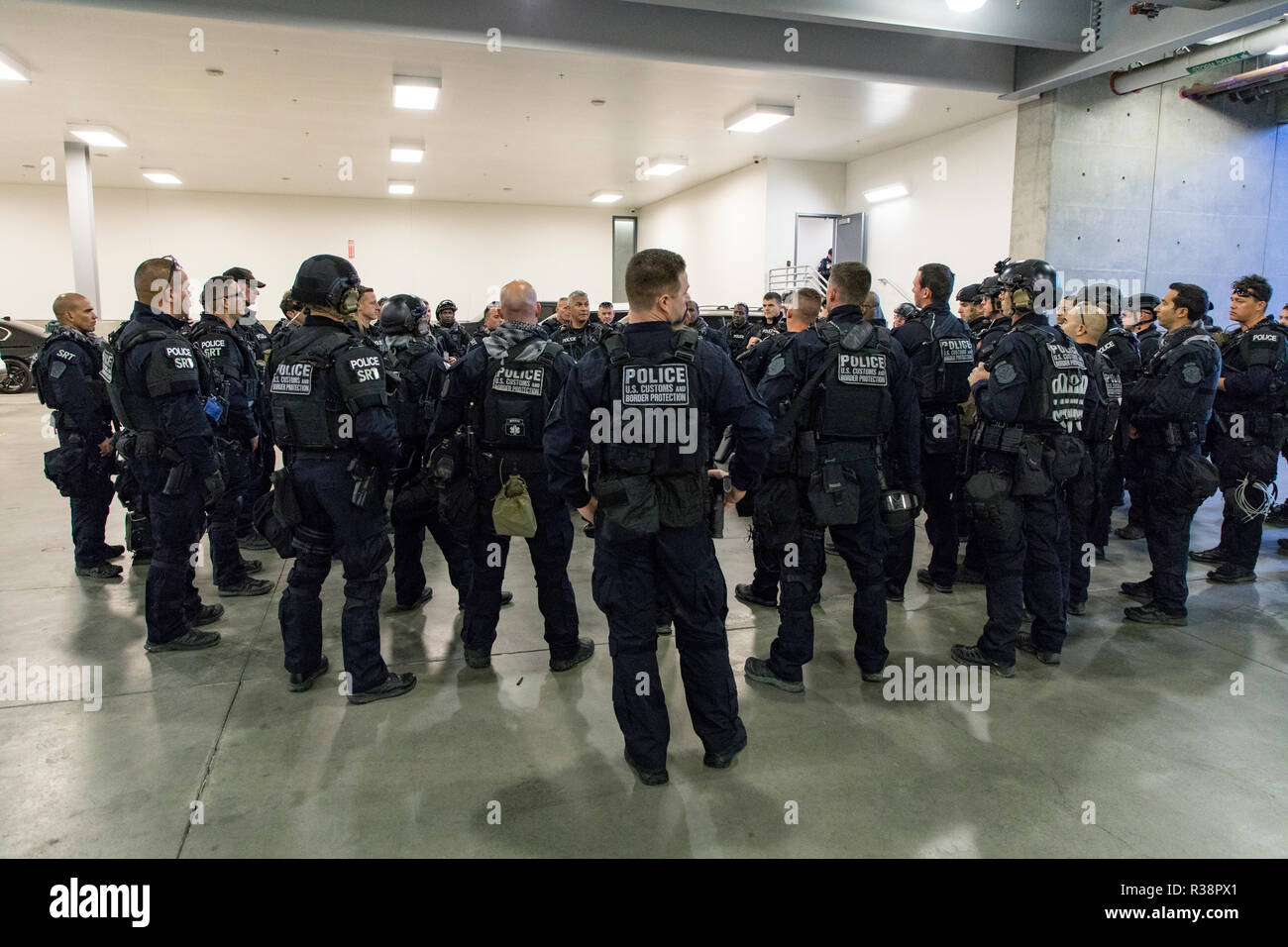Stati Uniti Doganali e di frontiera di agenti Patrol raccogliere per la distribuzione dopo tutte le corsie negli Stati Uniti dal Messico al San Ysidro attraversando erano chiusi in preparazione per il migrante caravan Novembre 19, 2018 a San Isidro, California. La traversata è il più trafficato della porta a terra lungo il confine e fu chiusa a seguito di un falso rumor del migrante pianificazione caravan a rush il punto di ingresso. Foto Stock