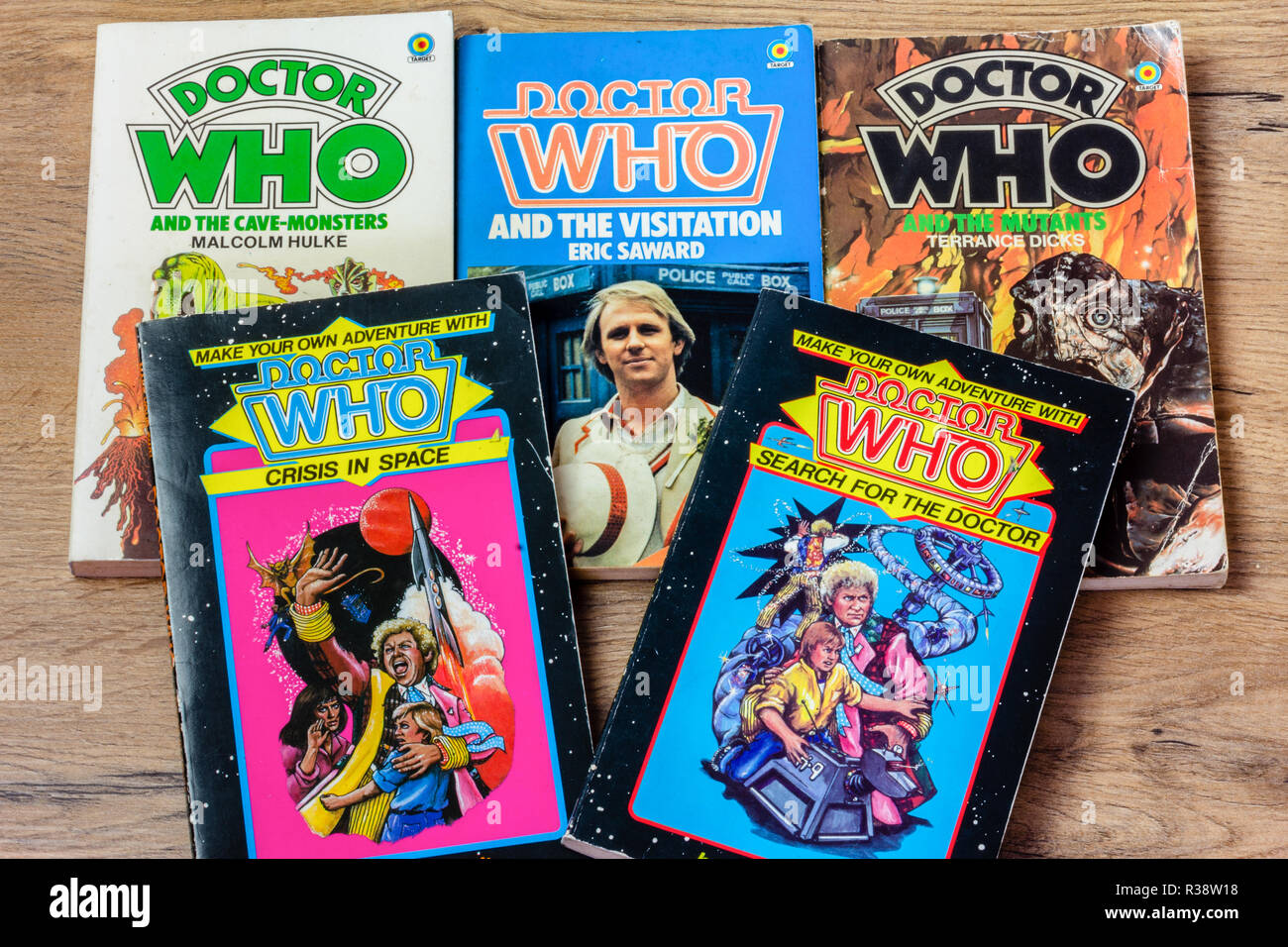 Raccolta di BBC Dr Who vintage per collezionisti di libri, con Tom Baker, Colin Baker e Peter Davidson come medico. Foto Stock