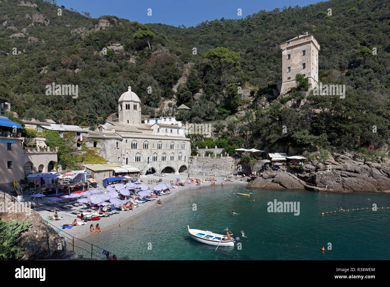 Bay con Abbazia benedettina di San Fruttuoso e Torre Doria, penisola di Portofino, Golfo Paradiso, Provincia di Genova Foto Stock