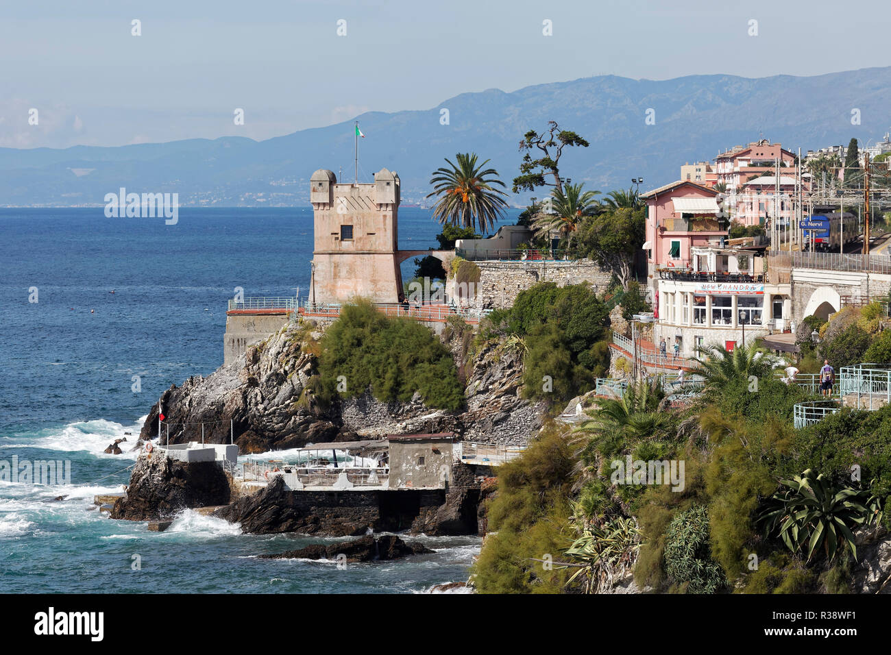 Costa con Torre Gropallo, Genoa-Nervi, Golfo Paradiso e la Riviera di Levante, Liguria, Italia Foto Stock