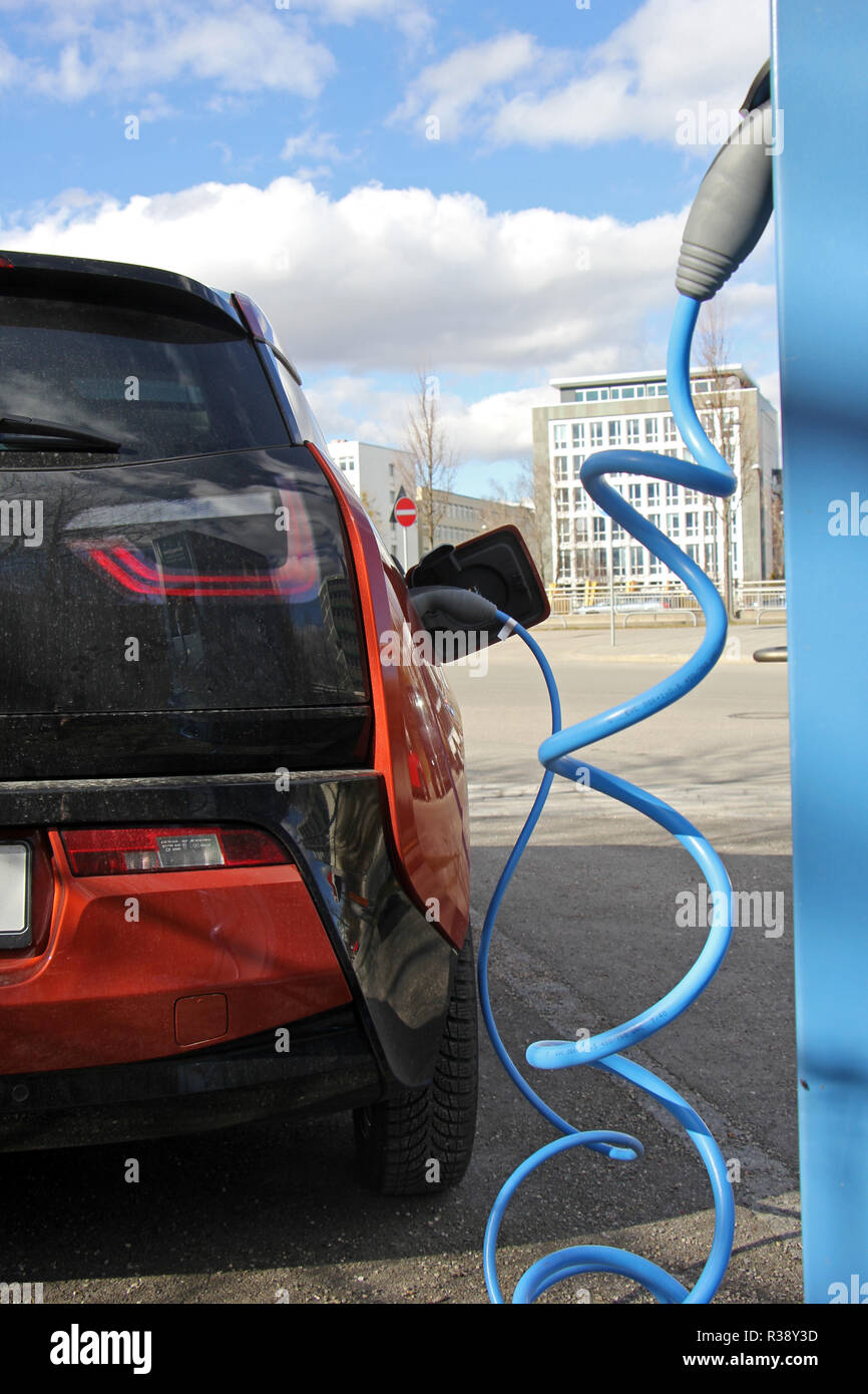 Auto elettrica con cavo di ricarica Foto Stock