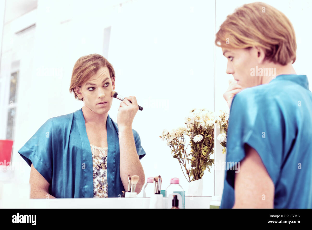 Piacevole transgender sospetti la mascheratura del suo maschio caratteristiche facciali Foto Stock