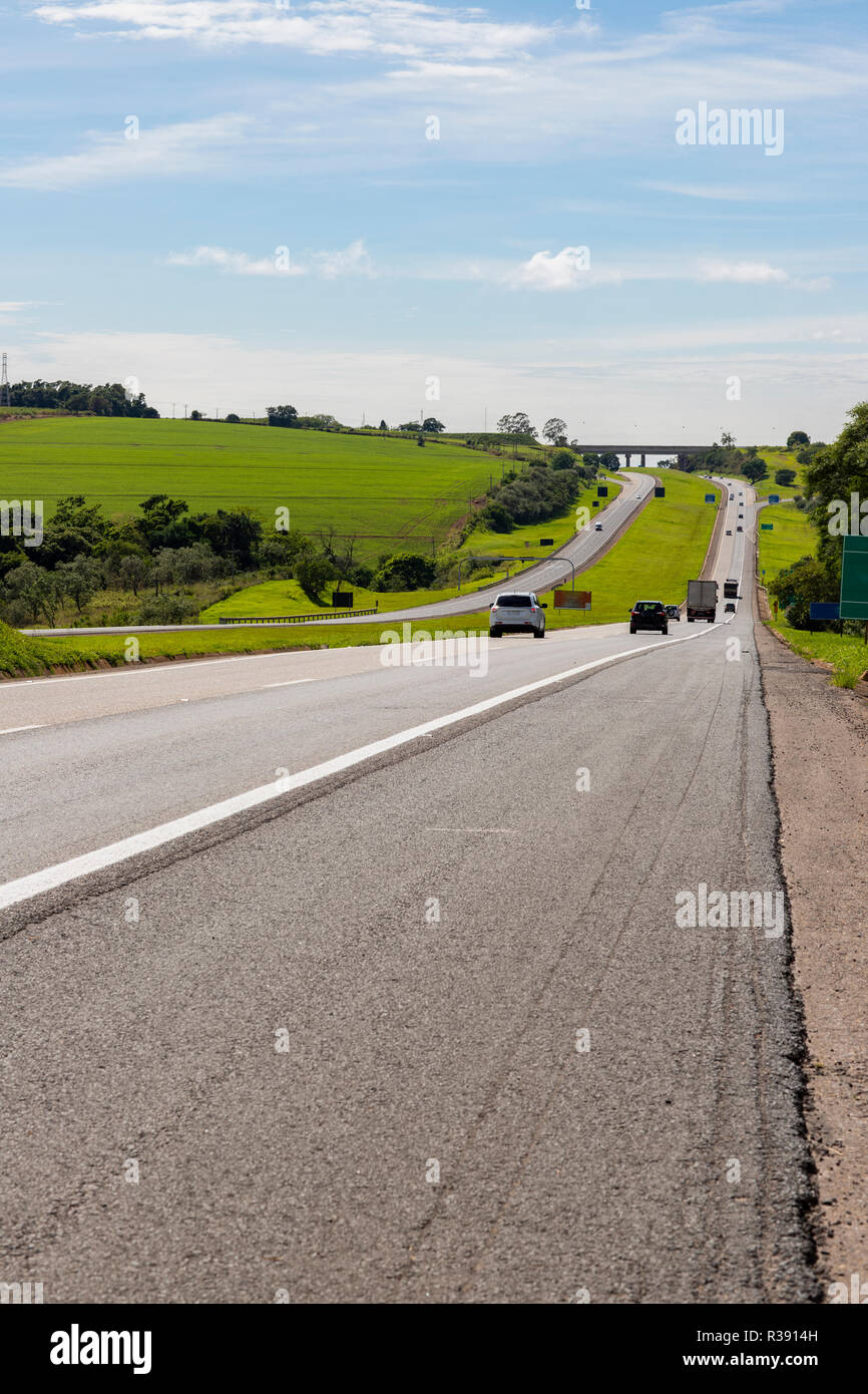 Auto sulle strade. Auto strade asfaltate. Famose le autostrade. La expressway. Foto Stock