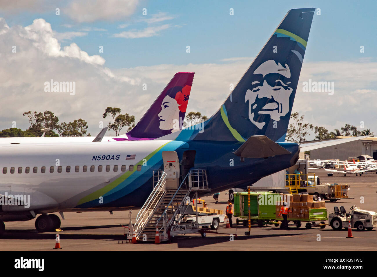 Kailua-Kona, Hawaii - Alaska Airlines e Hawaiian Airlines jet all'Aeroporto Internazionale di Kona su la Big Island delle Hawaii. Foto Stock