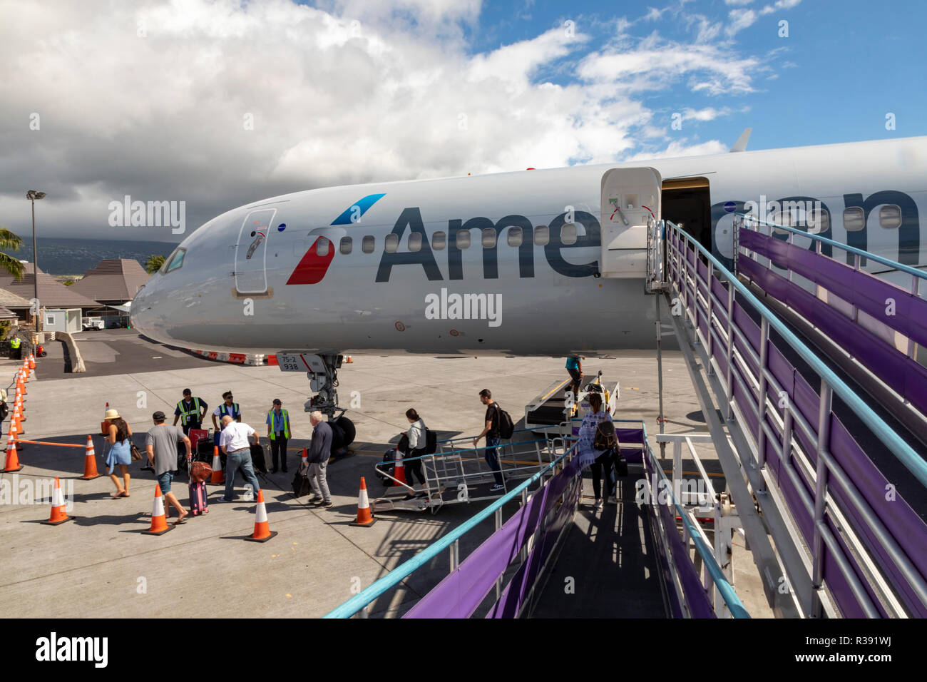 Kailua-Kona, Hawaii - Passeggeri lasciando un American Airlines aereo all'Aeroporto Internazionale di Kona su la Big Island delle Hawaii. Foto Stock