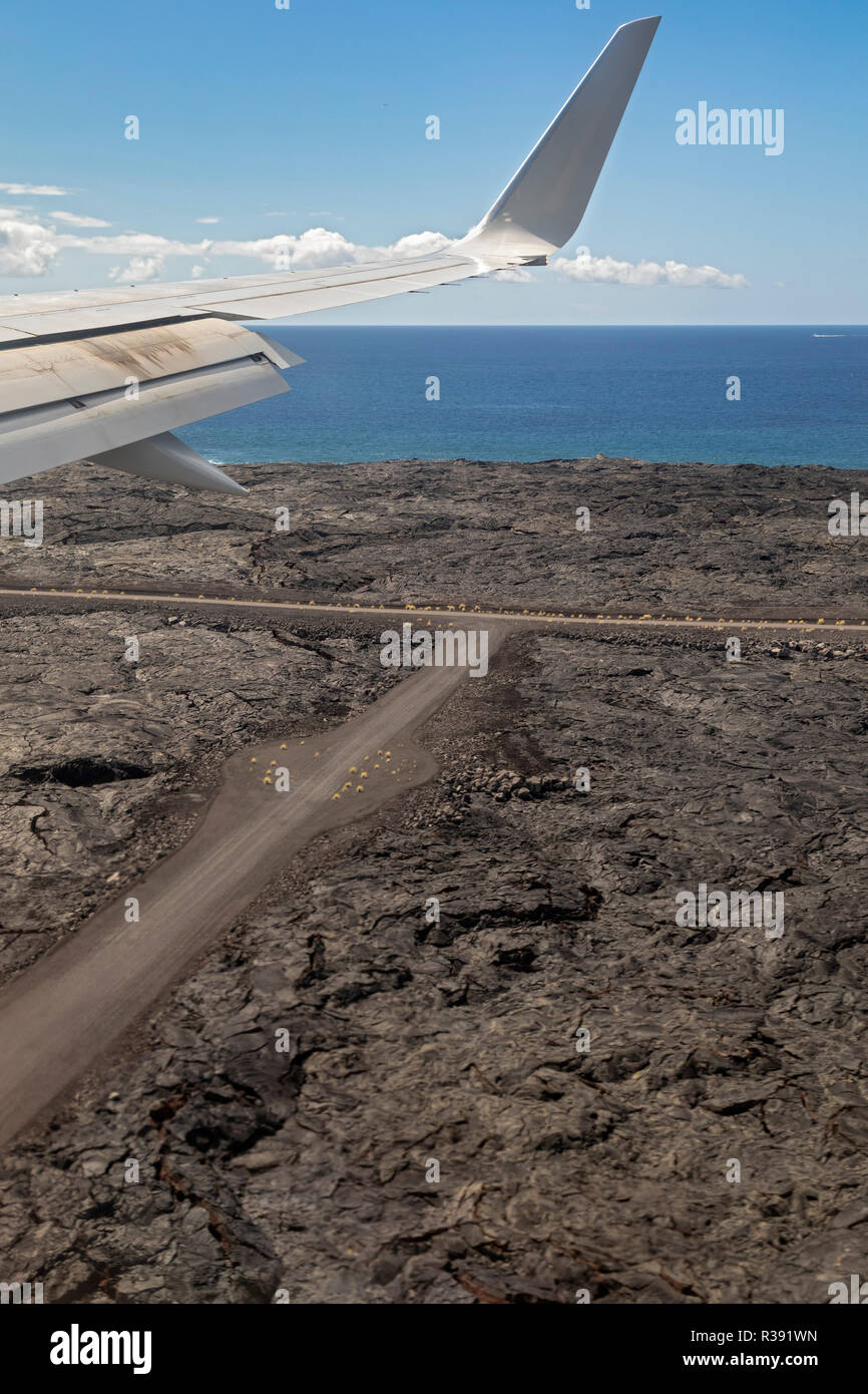 Kailua-Kona, Hawaii - un aereo di linea atterra all'Aeroporto Internazionale di Kona su la Big Island delle Hawaii. L'aeroporto è stato costruito su un relativamente recente 1801 la Foto Stock