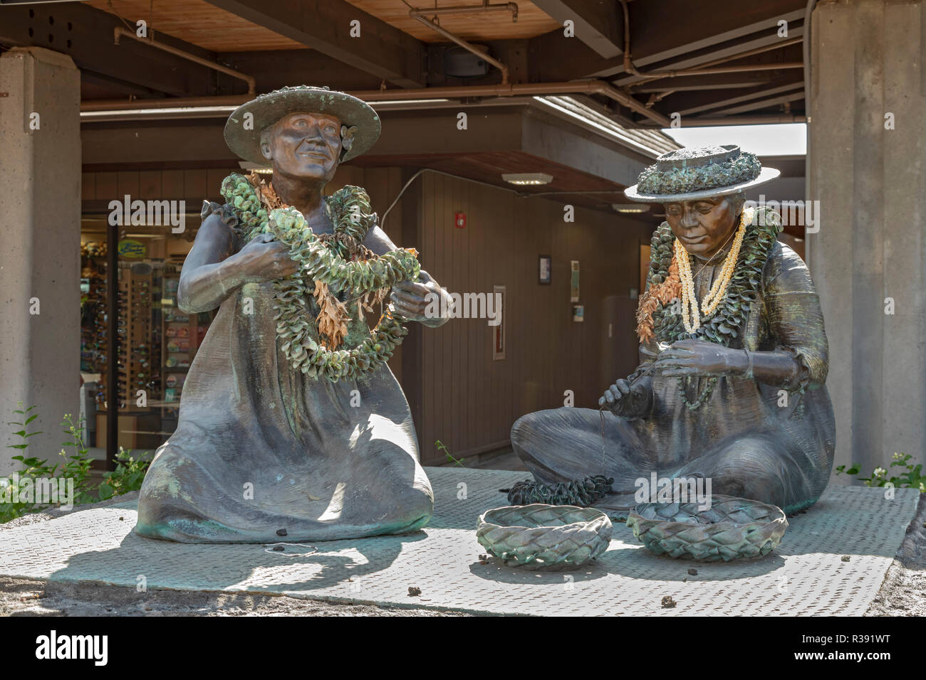 Kailua-Kona, Hawaii - Il Lei Makers, una scultura da Lark Grey Dimond-Cates accoglie i viaggiatori all'Aeroporto Internazionale di Kona su la Big Island delle Hawaii. Foto Stock