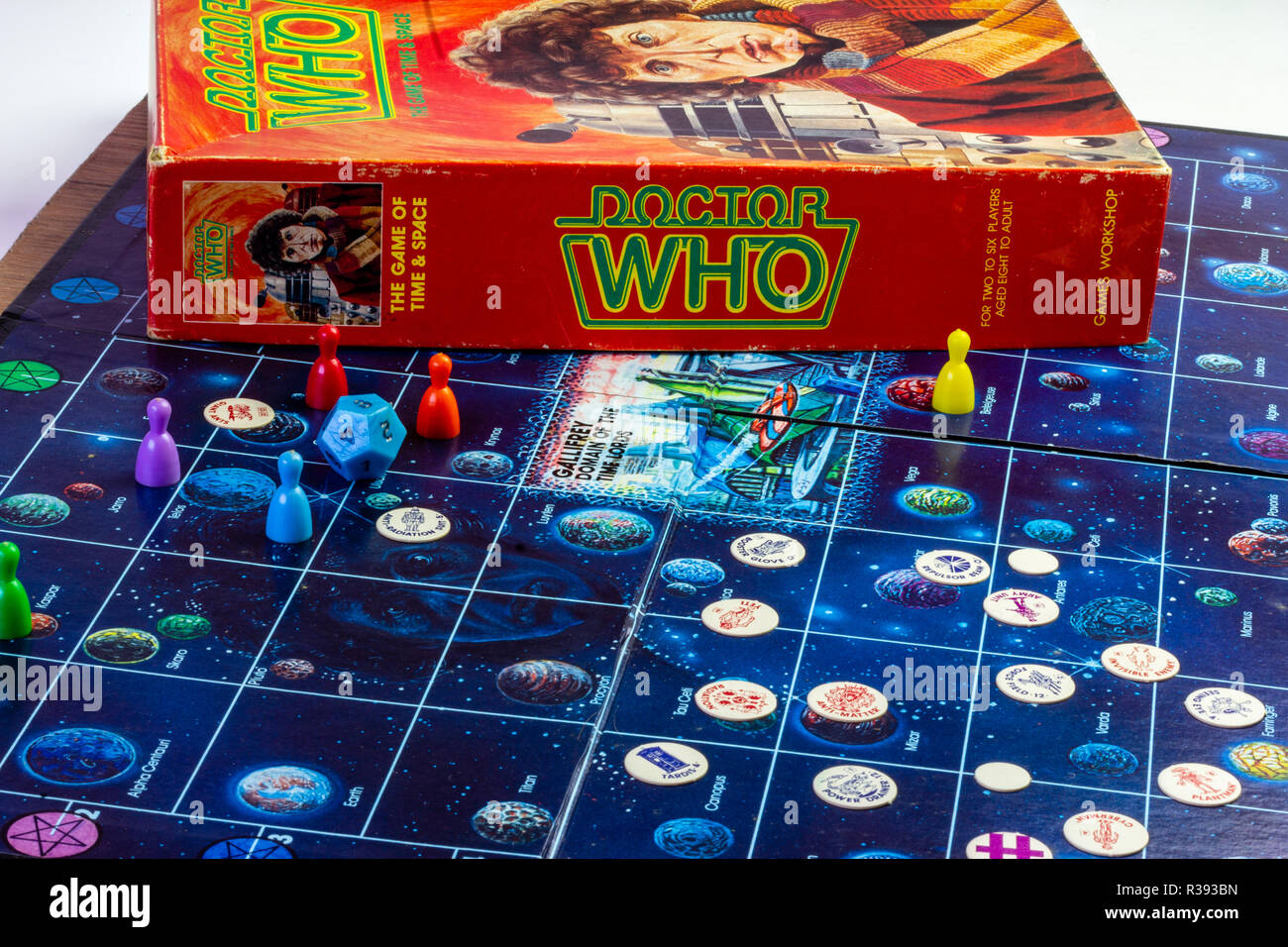 BBC Dr Who 1980 vintage collezionabile gioco di bordo, che mostra scheda, pezzi e box, il gioco del tempo e dello spazio, con Tom Baker, daleks, cybermen Foto Stock