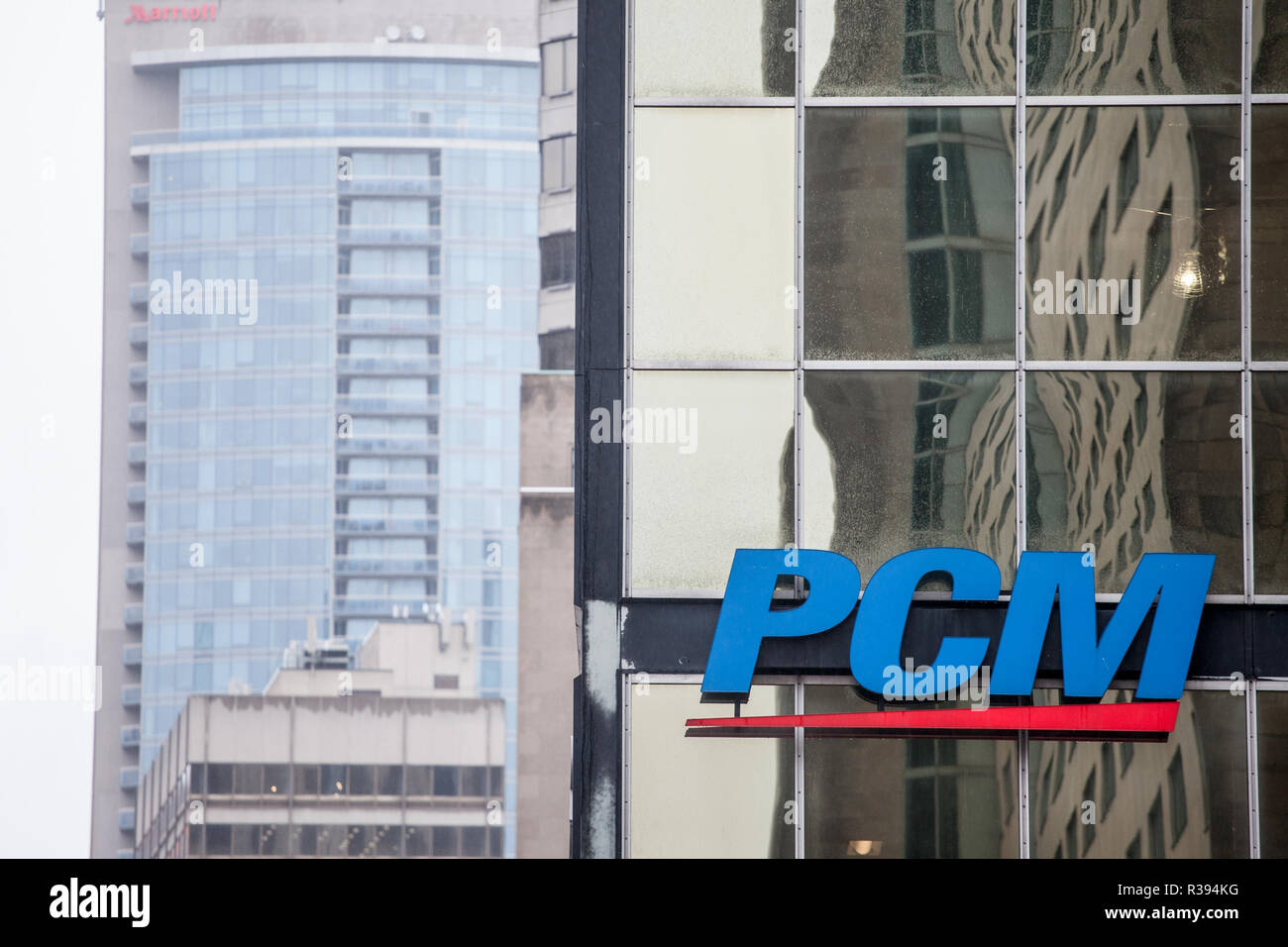 MONTREAL, Canada - 3 Novembre 2018: PCM logo nella parte anteriore del loro ufficio principale per il Canada. Il PCM è una ditta americana specializzata nella vendita di un computer Foto Stock