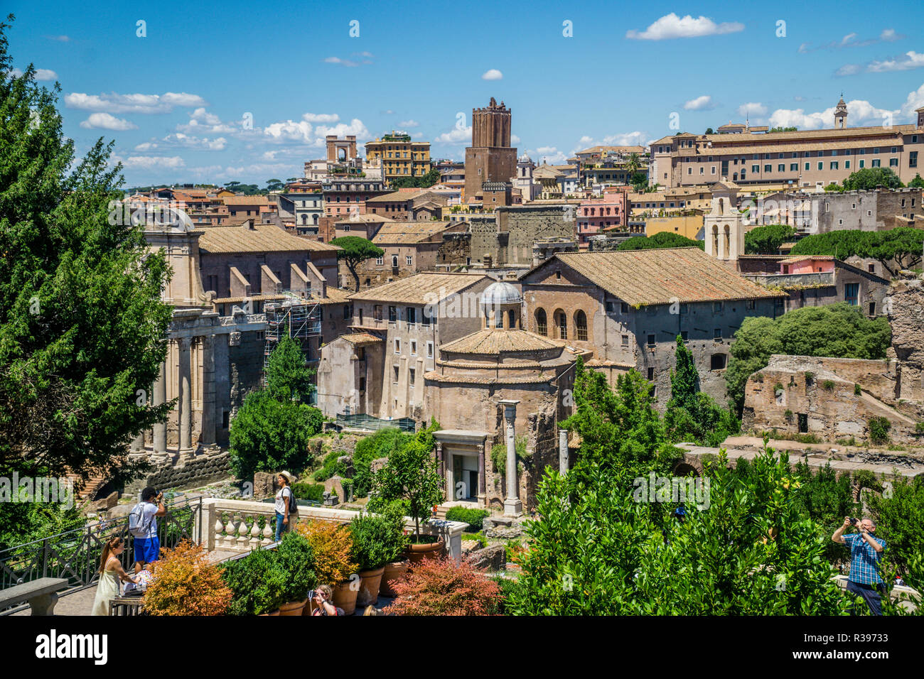 Vista dal Colle Palatino attraverso il foro romano verso alcuni dei sette colli di Roma, Italia Foto Stock