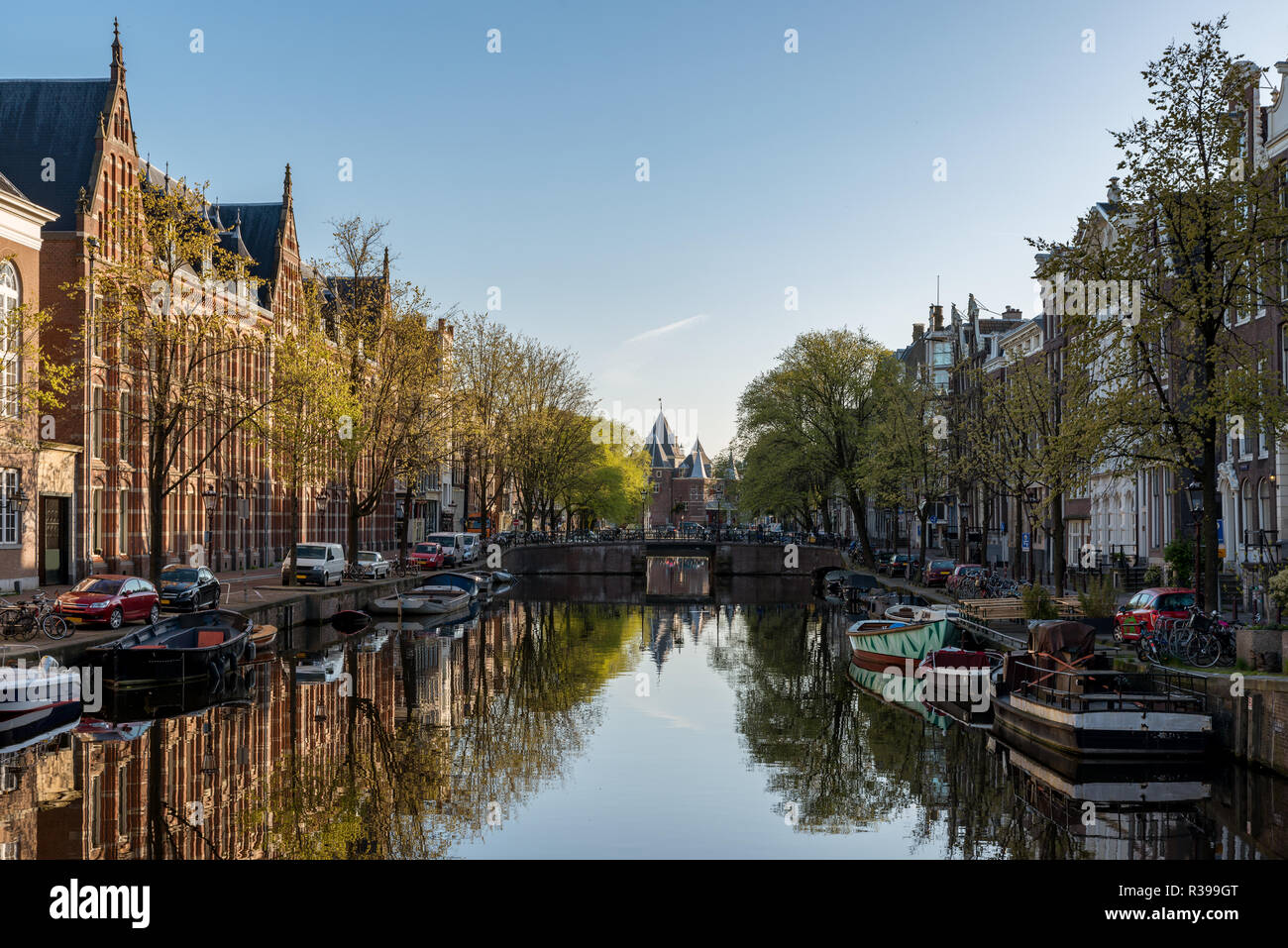 Canali di Amsterdam al mattino. Amsterdam è la capitale e la città più popolosa dei Paesi Bassi. Foto Stock