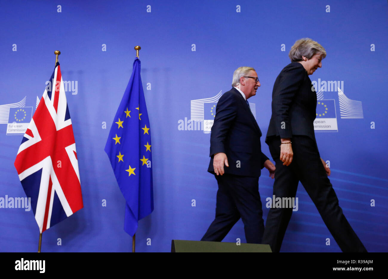 Bruxelles, Belgio. Xxi Nov, 2018. Il Presidente della Commissione Europea Jean Claude Juncker (L) le passeggiate con il Primo Ministro britannico Theresa Maggio durante il loro incontro a Bruxelles in Belgio, su nov. 21, 2018. Credito: Voi Pingfan/Xinhua/Alamy Live News Foto Stock