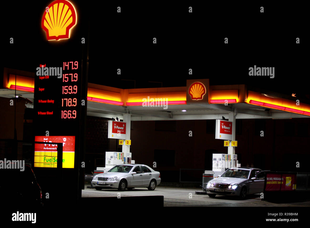 Un carburante shell stazione segno di prezzo è visto a Colonia, in Germania. Il carburante diesel i prezzi siano in aumento quasi alto come super prezzi carburante. I prezzi della benzina restano elevati in Germania dopo aver raggiunto livelli record di recente. Foto Stock