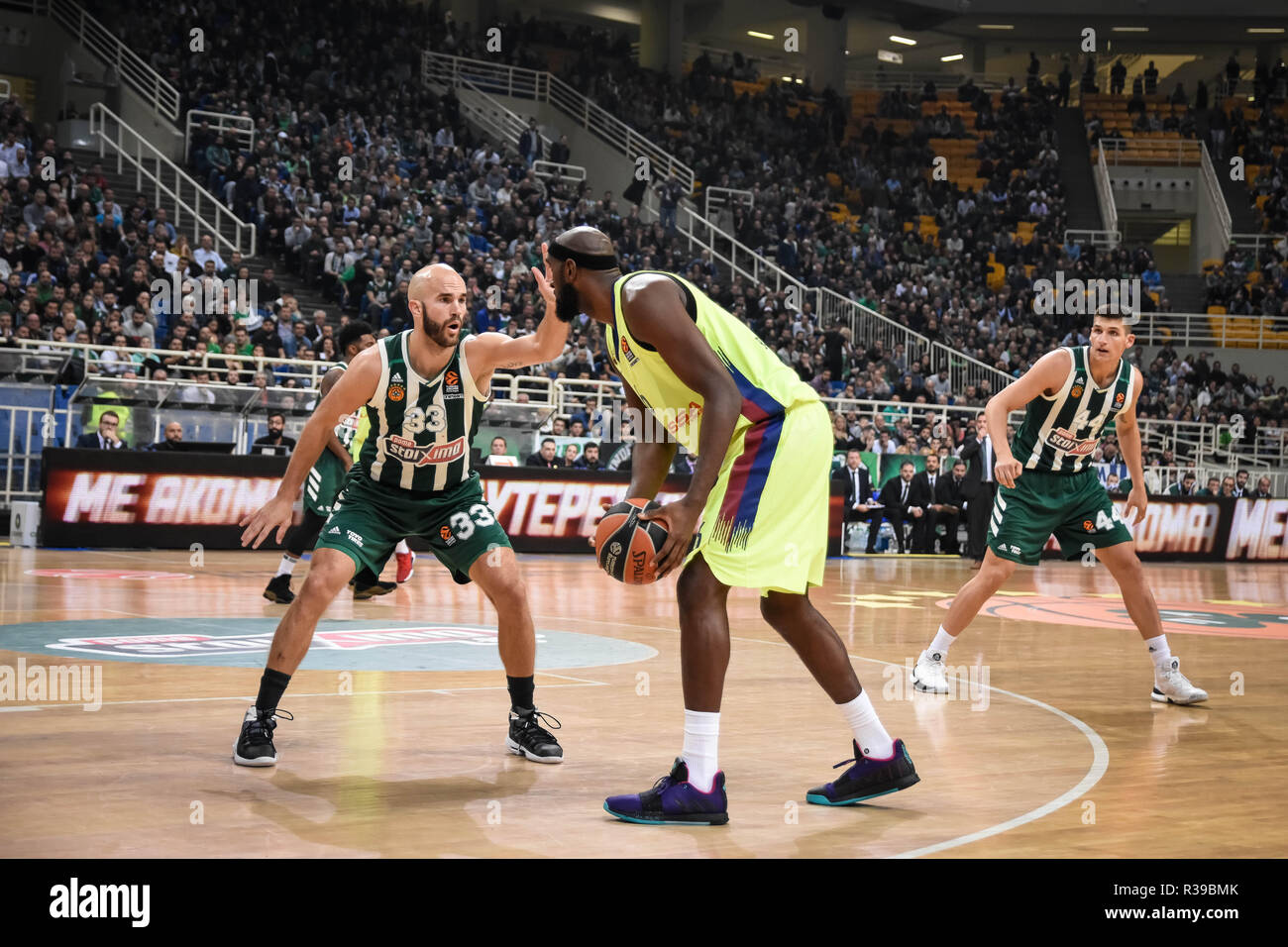 Chris Singleton (6) vs Nick Calathes (33) durante il 2018/2019 Turkish Airlines Eurolega Regular Season Round 8 gioco tra il Panathinaikos OPAP Atene e FC Barcelona Lassa presso Olympic Sports Centre di Atene. Foto Stock