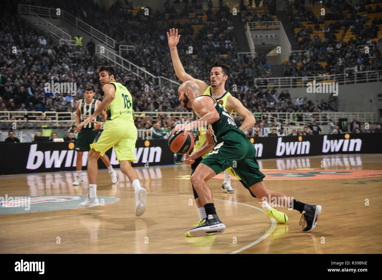 Nick Calathes (33) visto in azione durante il 2018/2019 Turkish Airlines Eurolega Regular Season Round 8 gioco tra il Panathinaikos OPAP Atene e FC Barcelona Lassa presso Olympic Sports Centre di Atene. Foto Stock