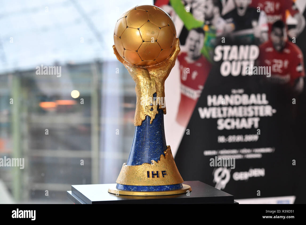 Monaco di Baviera, Deutschland. Xxi Nov, 2018. Funzione, Randmotiv, generale: IHF World Cup Coppa, Cup, il trofeo nella parte anteriore di un poster della pallamano World Cup 2019.Sachaufnahme. Conferenza stampa 50 giorni per la pallamano World Cup 2019 su 21.11.2018 a Monaco di Baviera. | Utilizzo di credito in tutto il mondo: dpa/Alamy Live News Foto Stock