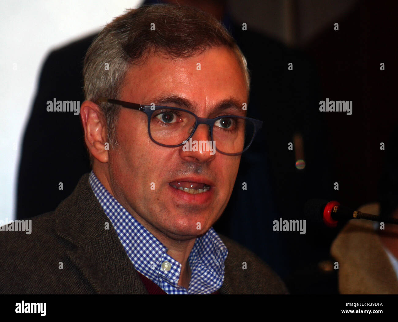 Srinagar Kashmir. 22 Novembre, 2018. Signor omar Abdullah ,durante la conferenza stampa dopo.Jammu e Kashmir disciolto gruppo.In un sorprendente sviluppo,Jammu e Kashmir governatore Satya Pal Malik sciolto lo stato complessivo su Mercoledì notte.Il governatore di decisione seguite il collegamento per forzamento delle rivendicazioni dal rivale di coalizioni Ñ Sajjad Lone della conferenza PeopleÕs allineando con il BJP e ribelli PDP su un lato e Mehbooba Mufti del PDP formando una grande coalizione con la Conferenza Nazionale e Congresso sull'altro. I tentativi di per Foto Stock