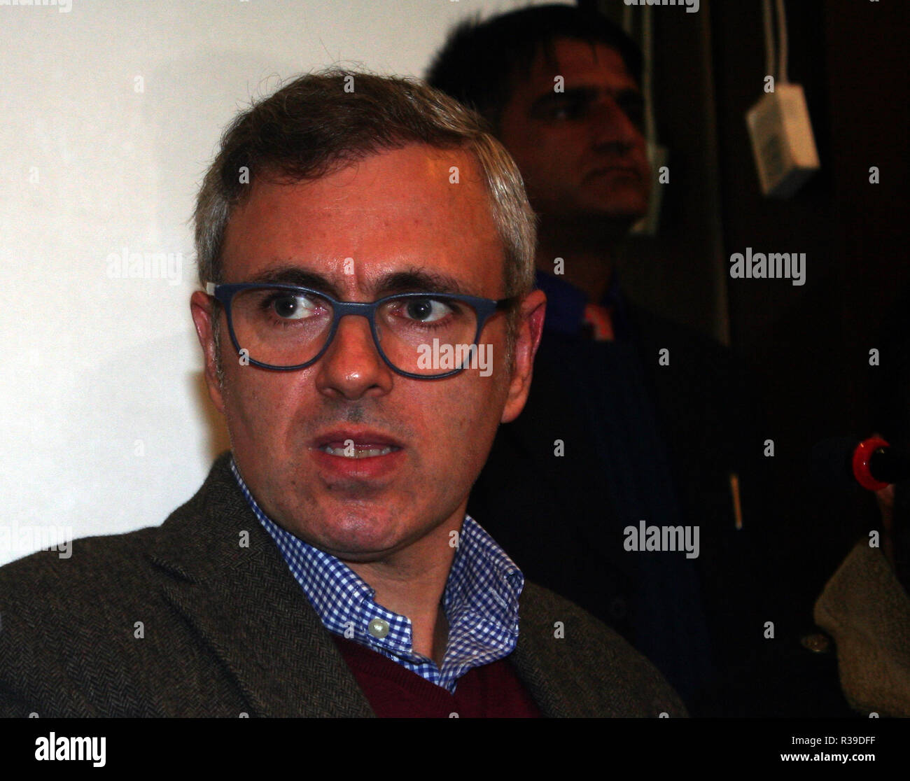 Srinagar Kashmir. 22 Novembre, 2018. Signor omar Abdullah ,durante la conferenza stampa dopo.Jammu e Kashmir disciolto gruppo.In un sorprendente sviluppo,Jammu e Kashmir governatore Satya Pal Malik sciolto lo stato complessivo su Mercoledì notte.Il governatore di decisione seguite il collegamento per forzamento delle rivendicazioni dal rivale di coalizioni Ñ Sajjad Lone della conferenza PeopleÕs allineando con il BJP e ribelli PDP su un lato e Mehbooba Mufti del PDP formando una grande coalizione con la Conferenza Nazionale e Congresso sull'altro. I tentativi di per Foto Stock