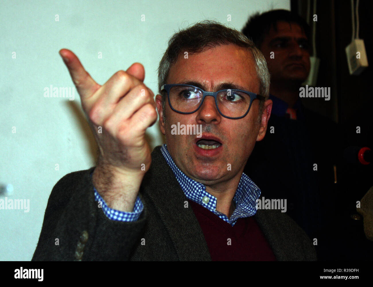 Srinagar Kashmir. 22 Novembre, 2018. Signor omar Abdullah ,durante la conferenza stampa dopo.Jammu e Kashmir disciolto gruppo.In un sorprendente sviluppo,Jammu e Kashmir governatore Satya Pal Malik sciolto lo stato complessivo su Mercoledì notte.Il governatore di decisione seguite il collegamento per forzamento delle rivendicazioni dal rivale di coalizioni Ñ Sajjad Lone della conferenza PeopleÕs allineando con il BJP e ribelli PDP su un lato e Mehbooba Mufti del PDP formando una grande coalizione con la Conferenza Nazionale e Congresso sull'altro. I tentativi di per Foto Stock
