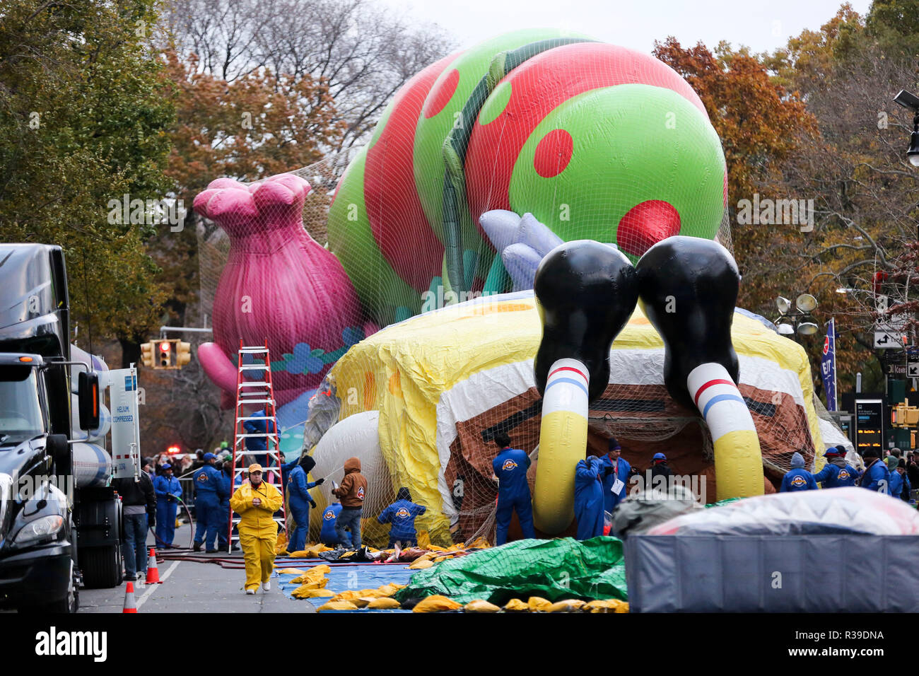 New York, Stati Uniti d'America. Xxi Nov, 2018. Alle persone di lavorare su i palloncini per preparare il Macy's Thanksgiving Day Parade di New York, Stati Uniti, nov. 21, 2018. Più di 3 milioni e mezzo di persone sono attese per la linea per le strade di Manhattan, New York City, a guardare il display di abbagliamento di palloncini e galleggia in 92esima Macy's Thanksgiving Day Parade giovedì. Tuttavia, gelido vento forte sulla Turchia giorno può minacciare di massa questi palloncini iconica e galleggianti come il servizio meteorologico nazionale è chiamata per un giorno blustery. Credito: Wang Ying/Xinhua/Alamy Live News Foto Stock