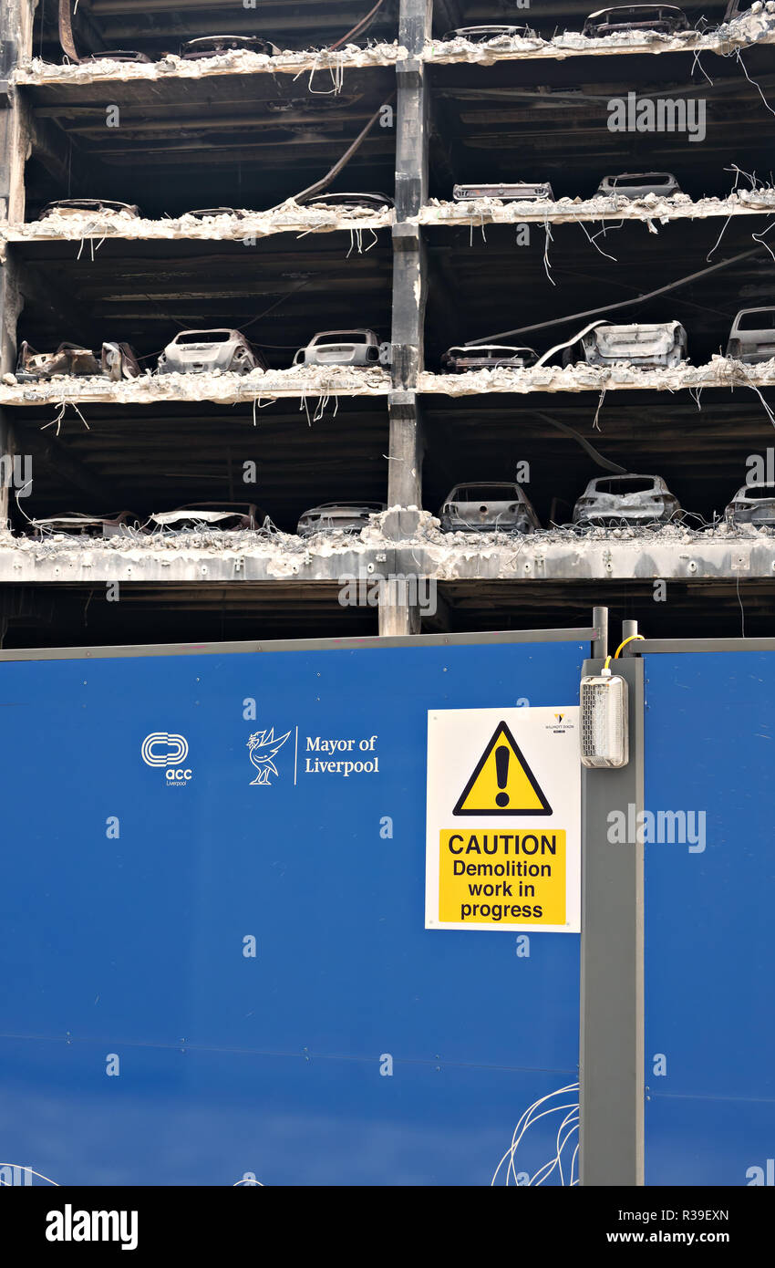 Liverpool, Regno Unito. Il 22 novembre 2018. I lavori di demolizione ha iniziato su un Liverpool car park, che è stato distrutto da un incendio per la Vigilia di Capodanno 2017. Il parcheggio è stato inghiottito in fiamme dello scorso anno e contiene ancora più di mille bruciato veicoli. A seguito di demolizione, inizieranno i lavori su un nove-piano parcheggio con 1.650 spazi. Questo include anche i veicoli elettrici punti di carica, un impianto sprinkler, completamente accessibile il fuoco ascensori di evacuazione e 100 parcheggio disabili baie. Credito: Ken Biggs/Alamy Live News. Foto Stock