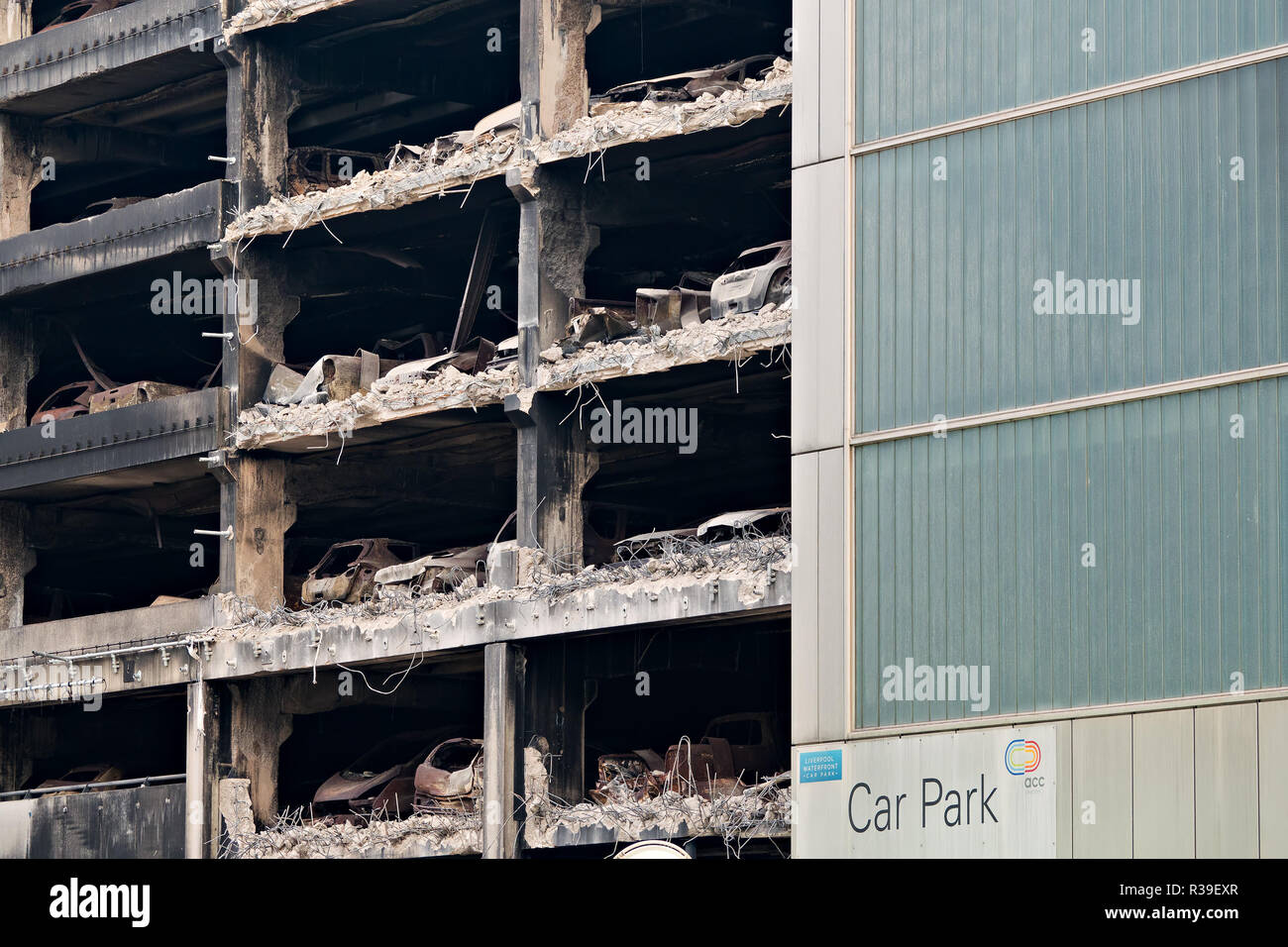 Liverpool, Regno Unito. Il 22 novembre 2018. I lavori di demolizione ha iniziato su un Liverpool car park, che è stato distrutto da un incendio per la Vigilia di Capodanno 2017. Il parcheggio è stato inghiottito in fiamme dello scorso anno e contiene ancora più di mille bruciato veicoli. A seguito di demolizione, inizieranno i lavori su un nove-piano parcheggio con 1.650 spazi. Questo include anche i veicoli elettrici punti di carica, un impianto sprinkler, completamente accessibile il fuoco ascensori di evacuazione e 100 parcheggio disabili baie. Credito: Ken Biggs/Alamy Live News. Foto Stock