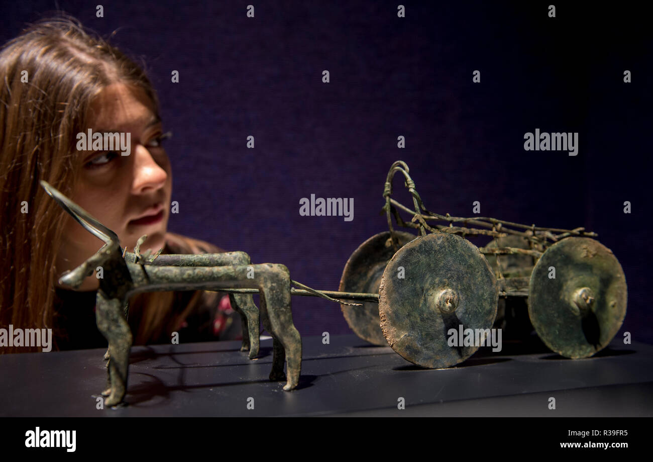 Bonhams, New Bond Street, Londra, Regno Unito. 22 Novembre, 2018. Bonhams antichità vendita dispone di una magnifica selezione di opere che ritraggono sia esotica e gli animali domestici da mondo antico. Immagine: Un estremamente rari anatolica bronzo Modello del carro con buoi, risalente alla fine del 3rd-inizi del II millennio A.C. Stima £30.000- 50.000. Credito: Malcolm Park/Alamy Live News. Foto Stock