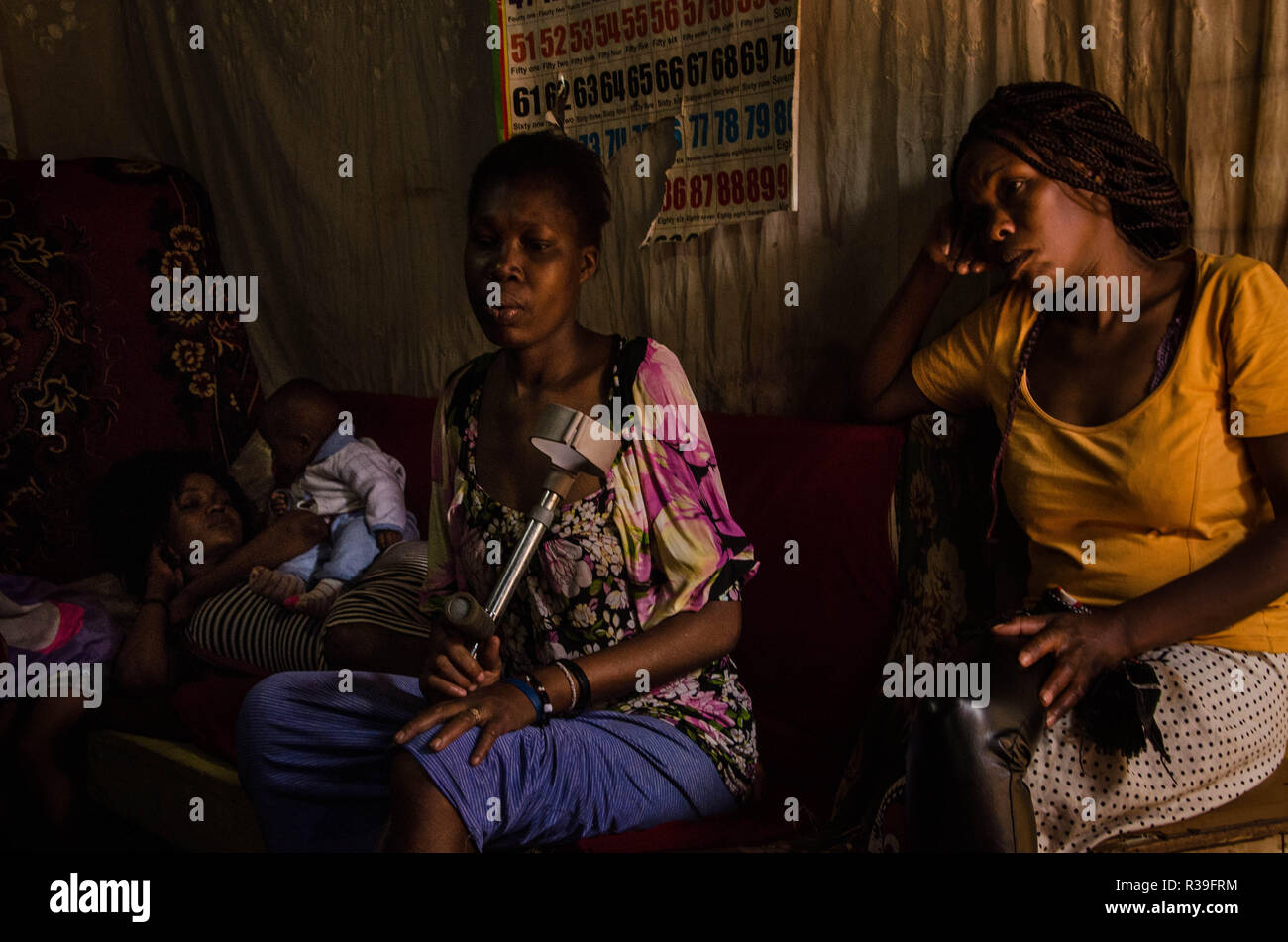 Kenya. Xii Nov, 2018. Le donne di Kibera visto seduto in un bar locale.Per un lungo periodo di tempo, la maggior parte delle donne da Kibera baraccopoli sono state sotto l'influenza di alcol. Non considerando gli effetti collaterali, donne qui lo consumano per diversi motivi tra i quali la presa in consegna di stress e dimenticare i loro problemi familiari torna a casa. Questo è dovuto alla mancanza di sufficienti opportunità di lavoro e di supporto da parte dei loro mariti.Il livello elevato del consumo di alcol ha portato a più alto tasso di morti, la cecità e il rischio di molte malattie pericolose come il cancro, ipertensione, ictus e lesioni traumatiche con i giovani Foto Stock